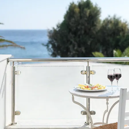 Alesahne Kamari (Santorini)
